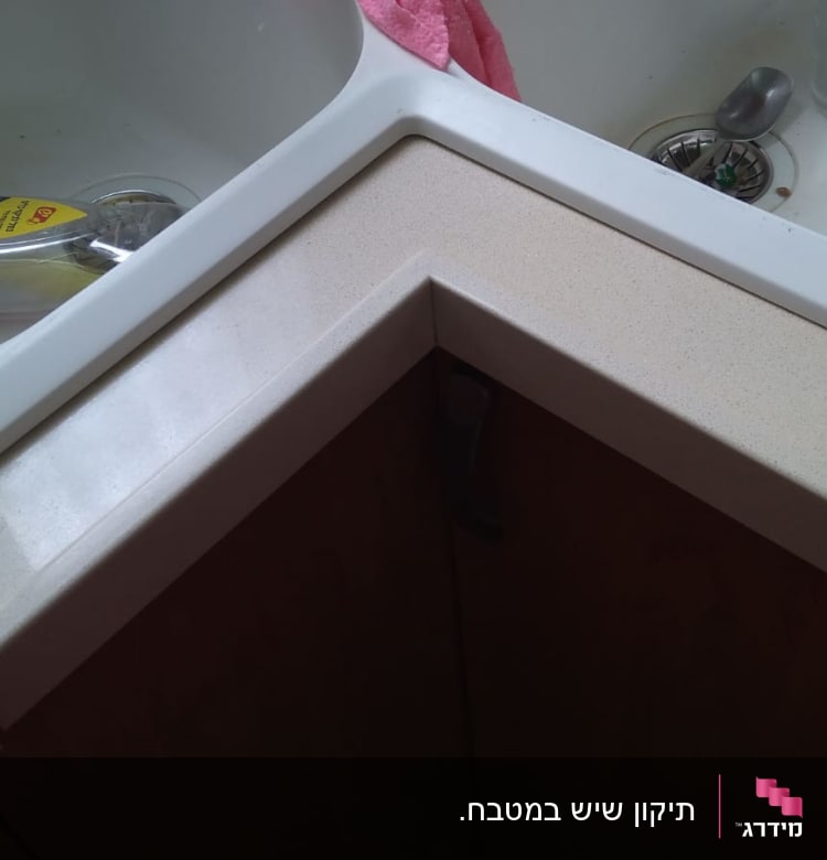 שיש בהיר בין שתי כיורים במטבח